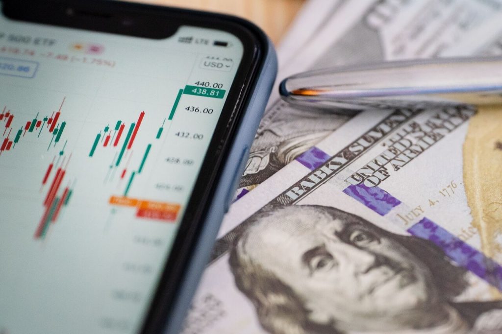 Lebih Baik Investasi Saham Global atau Domestik ya?