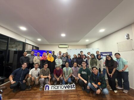 Diskusi Investasi Bersama Nanovest di Mora Republic Soroti Peluang Q3 & Q4 2026 Group of about 30 people posing for a company event photo in a room, with a Nanovest sign in front.