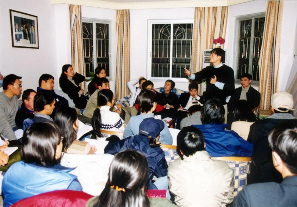 Jack Ma membangun Alibaba bersama 17 rekannya di Hangzhou pada 1999, dengan fokus awal menghubungkan pelaku usaha melalui internet.