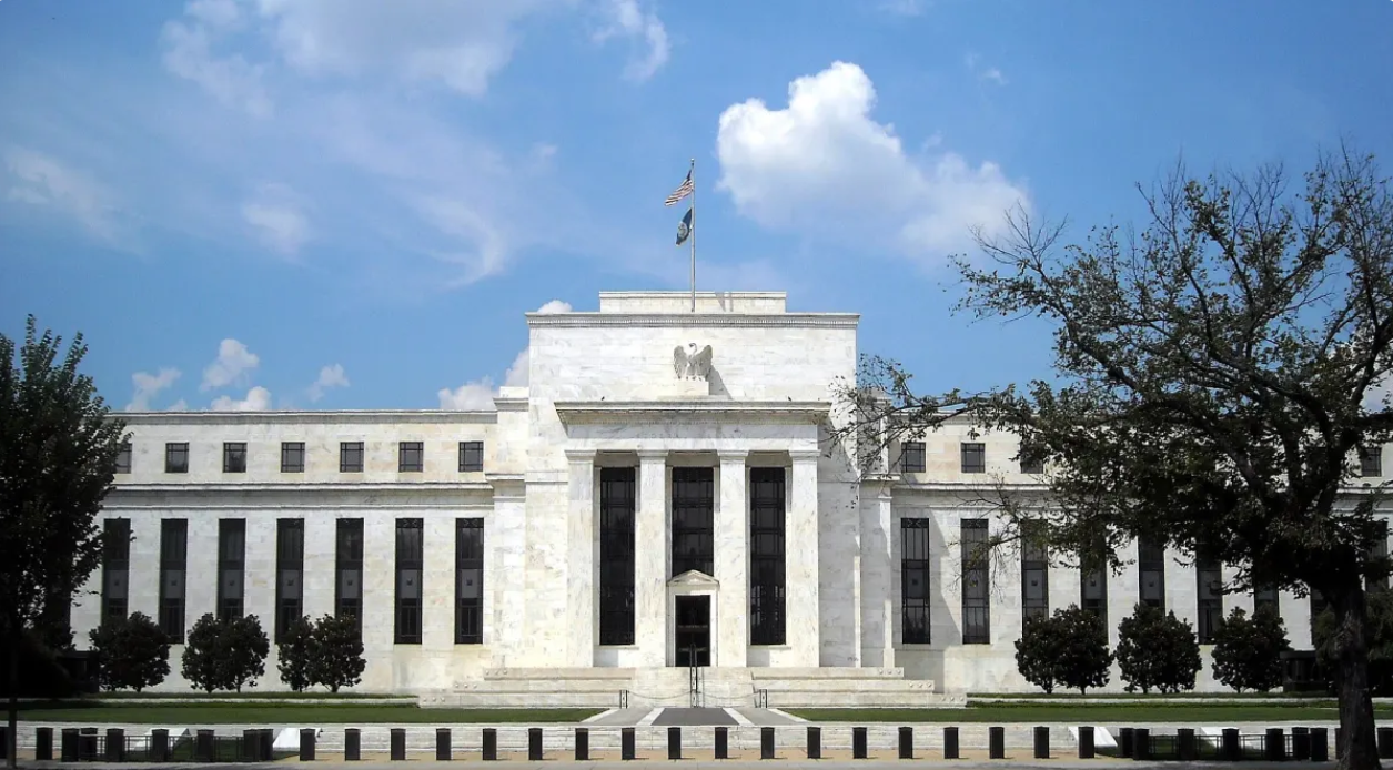 Ilustrasi: Gedung Marriner S. Eccles, kantor Dewan Gubernur Federal Reserve di Constitution Avenue, Washington, D.C., difoto pada Agustus 2008. (Foto: AgnosticPreachersKid / Wikimedia Commons, CC BY-SA 3.0)